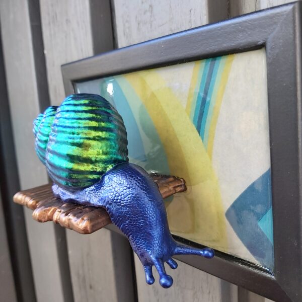 Snail looking down - Image 2