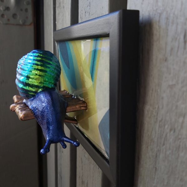 Snail looking down - Image 3