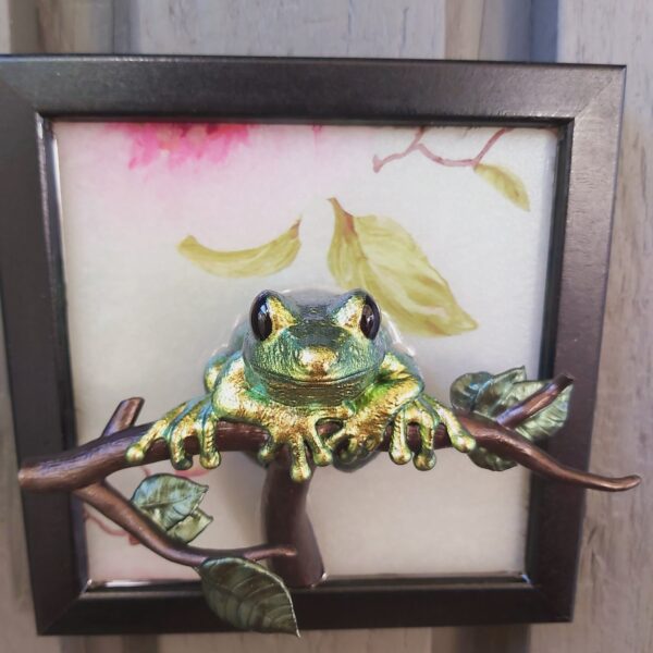 Maroon-eyed frog facing out - Image 7