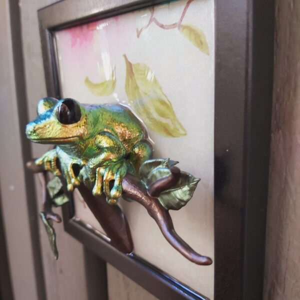 Maroon-eyed frog facing out - Image 2
