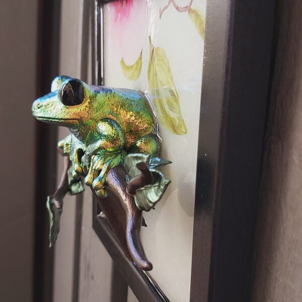 Maroon-eyed frog facing out - Image 3