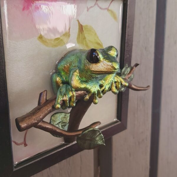 Maroon-eyed frog facing out - Image 4
