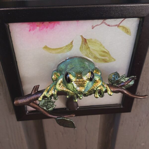 Maroon-eyed frog facing out - Image 5