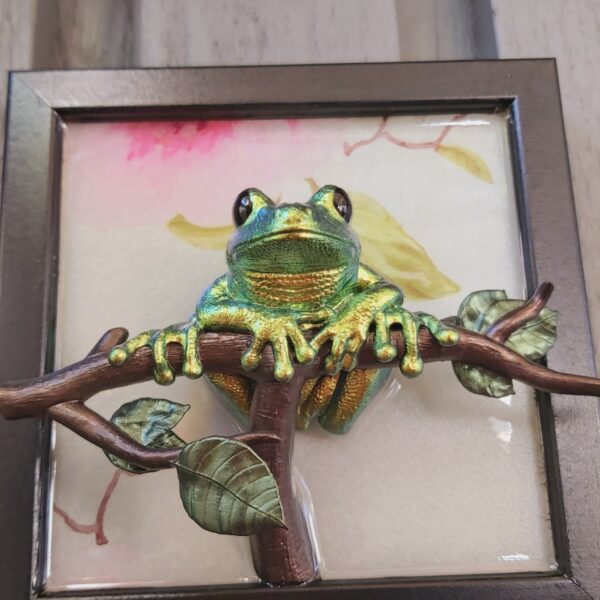 Maroon-eyed frog facing out - Image 6