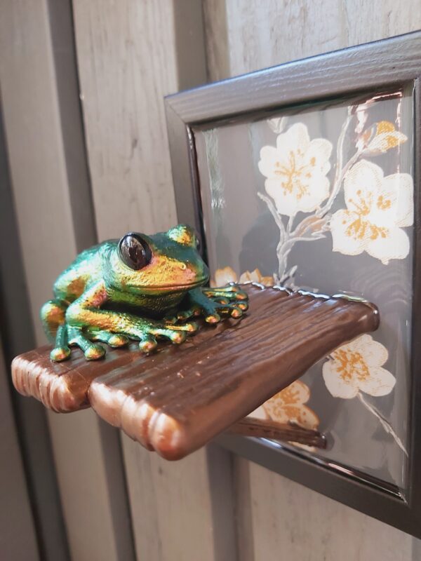 Maroon-eyed frog on shelf - Image 5