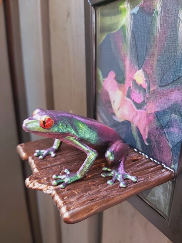 Red-eyed tree frog on shelf (medium) - Image 5