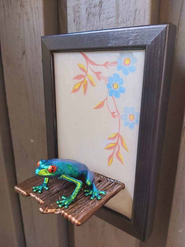 Red-eyed tree frog on shelf (small) - Image 4
