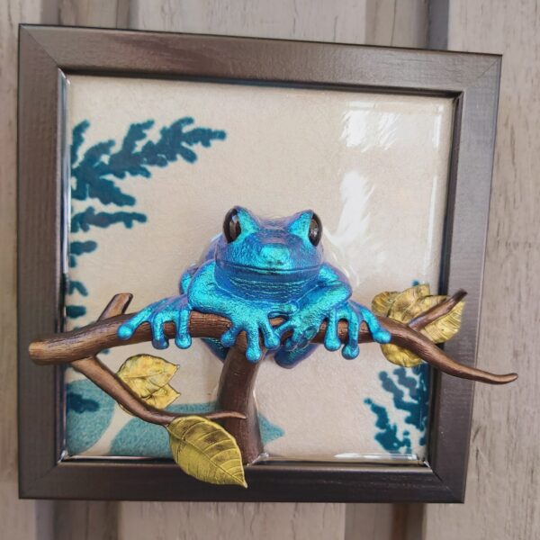 Maroon-eyed frog facing out - Image 2