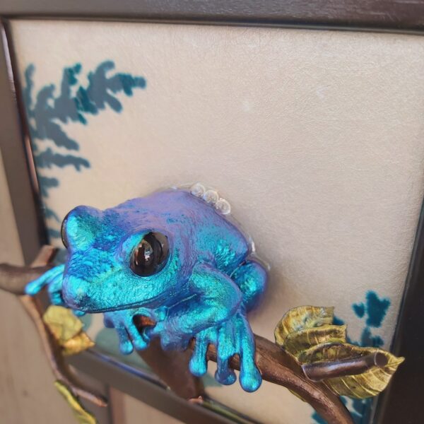 Maroon-eyed frog facing out - Image 3