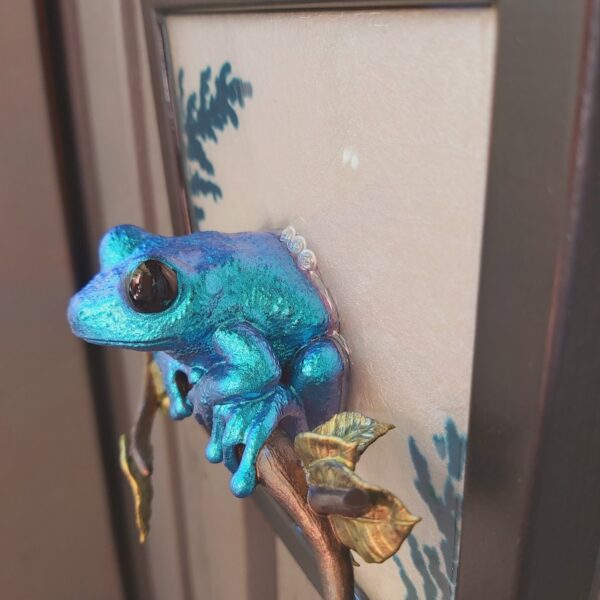 Maroon-eyed frog facing out - Image 4