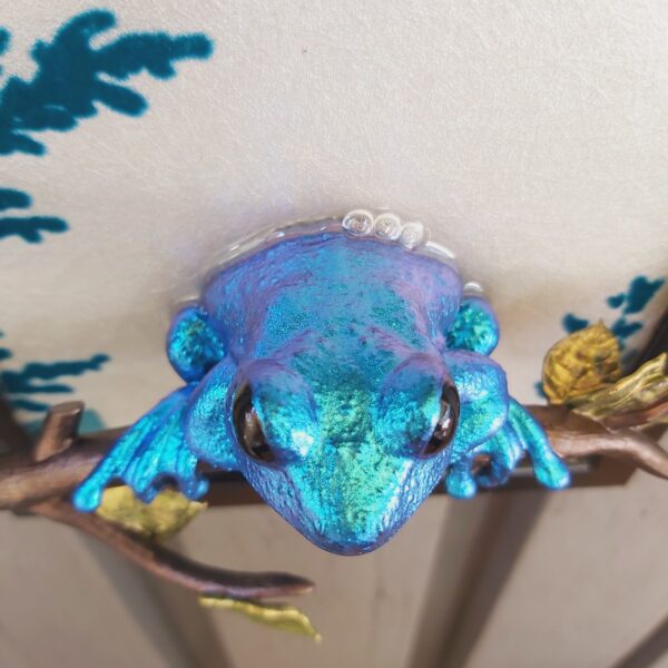 Maroon-eyed frog facing out - Image 7