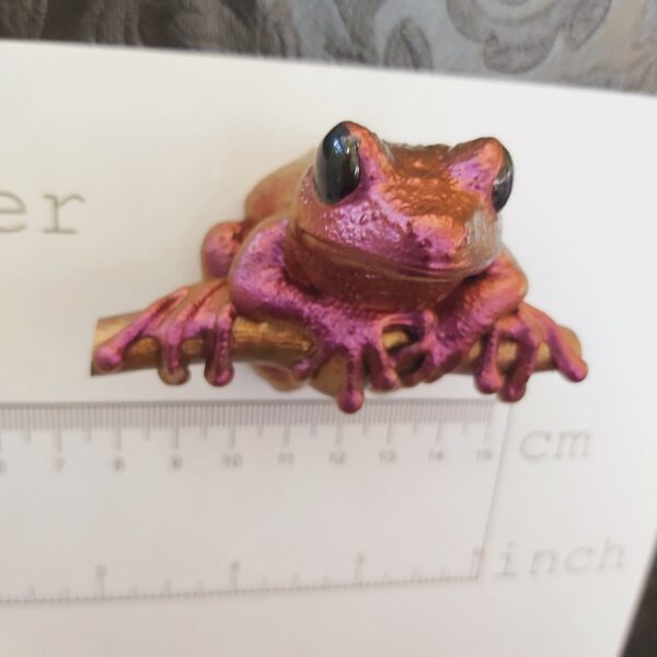 Maroon Eyed Frog Magnet - Image 2