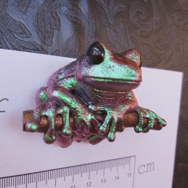 Maroon Eyed Frog Magnet - Image 2