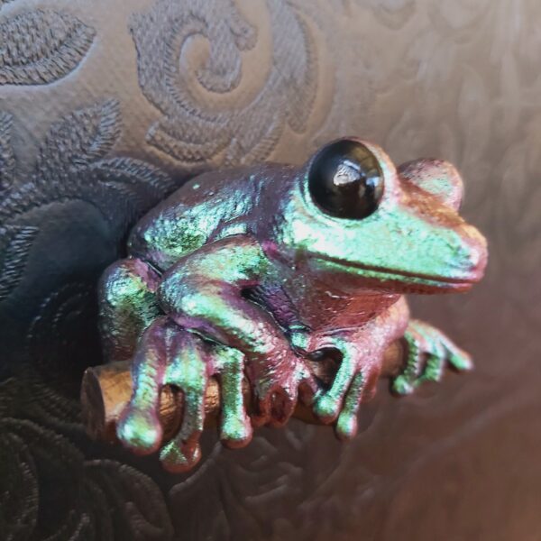 Maroon Eyed Frog Magnet - Image 6