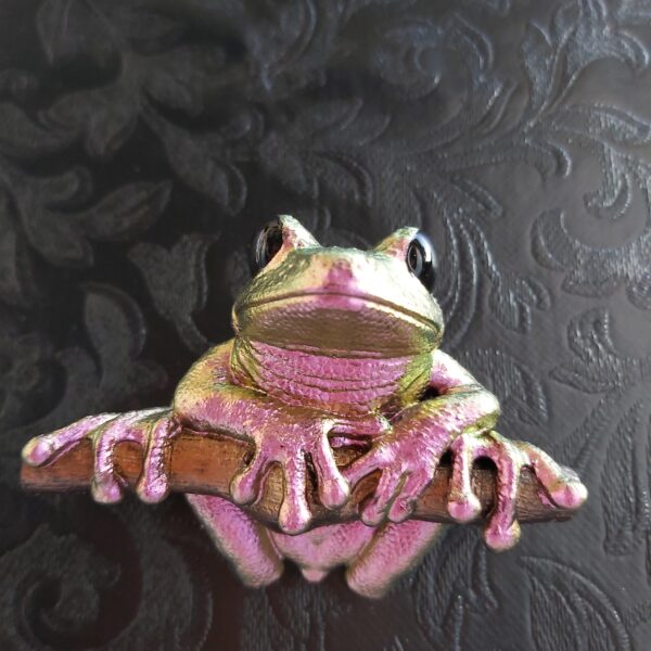 Maroon Eyed Frog Magnet - Image 3